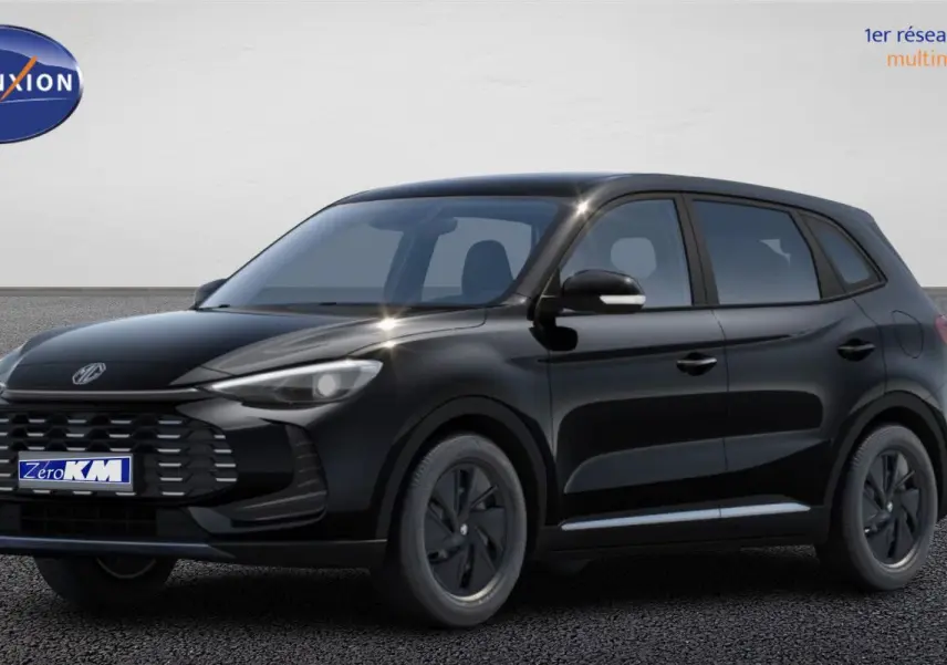 Vue 3/4 avant droite du SUV MG ZS 2026 en noir Pebble Black Metal avec calandre imposante et jantes noires.