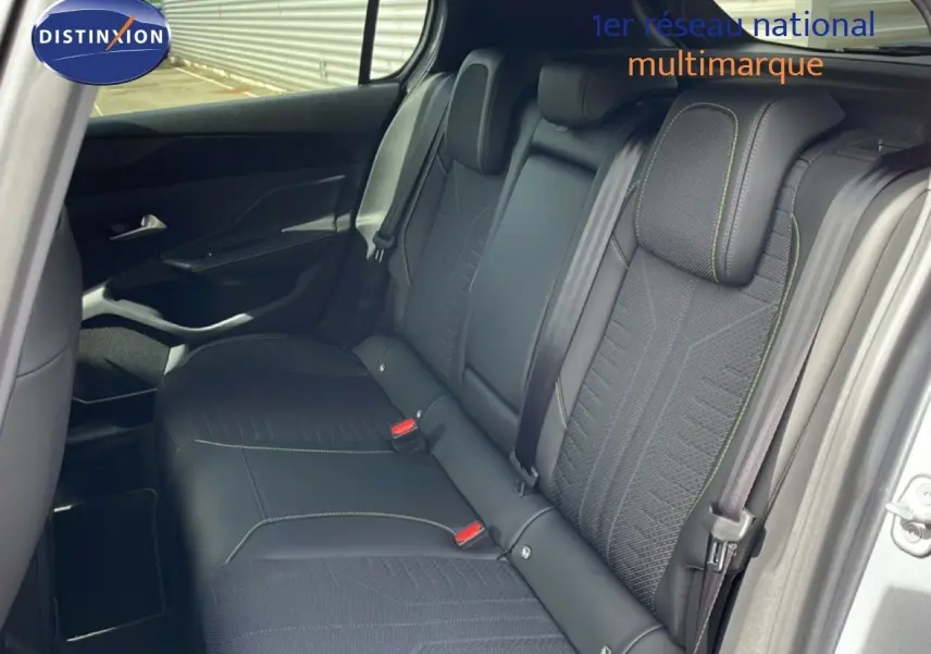 Vue intérieure côté droit des sièges arrière en tissu et cuir noir de la Peugeot 308 gris Artense 2026.