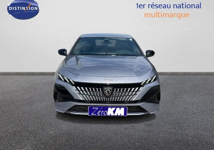 Vue avant d'une Peugeot 308 1.2 Hybrid 145ch GT gris Artense métal avec calandre distinctive et phares LED fins.