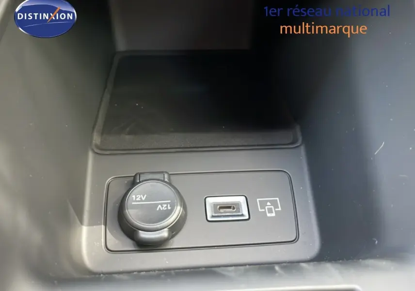 Prise 12V et port USB-C dans la console centrale d’une Peugeot 308 gris Artense métal, vue rapprochée.