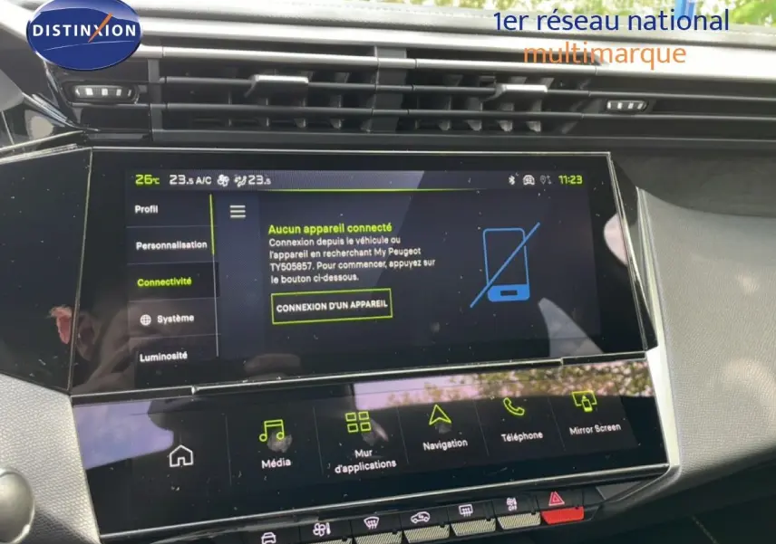Vue rapprochée de l’écran tactile central de la Peugeot 308 gris Artense, affichant le menu de connectivité.