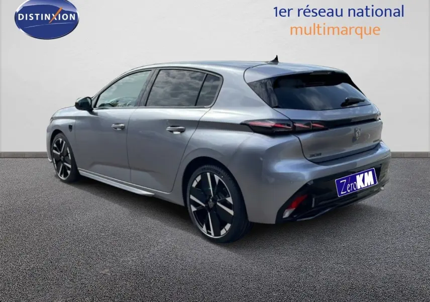 Peugeot 308 gris Artense métal vue 3/4 arrière droit, avec jantes noires et vitres teintées.