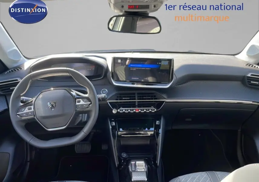 Vue intérieure frontale du tableau de bord et volant noir de la Peugeot 208 Hybrid 110ch Allure 2026 avec écran tactile central.