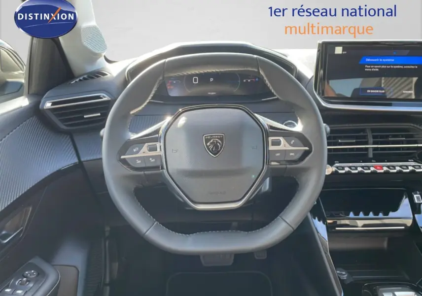 Vue intérieure centrée sur le volant noir du Peugeot 208 Hybrid 110ch Allure avec tableau de bord digital et écran tactile.