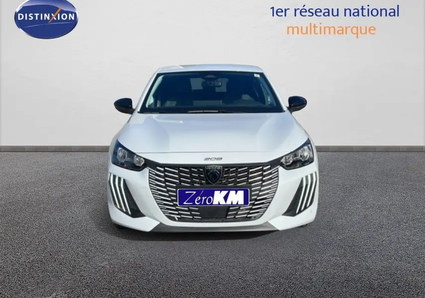 Vue avant d'une Peugeot 208 blanche Okenite Metal avec calandre distinctive et feux LED verticaux.