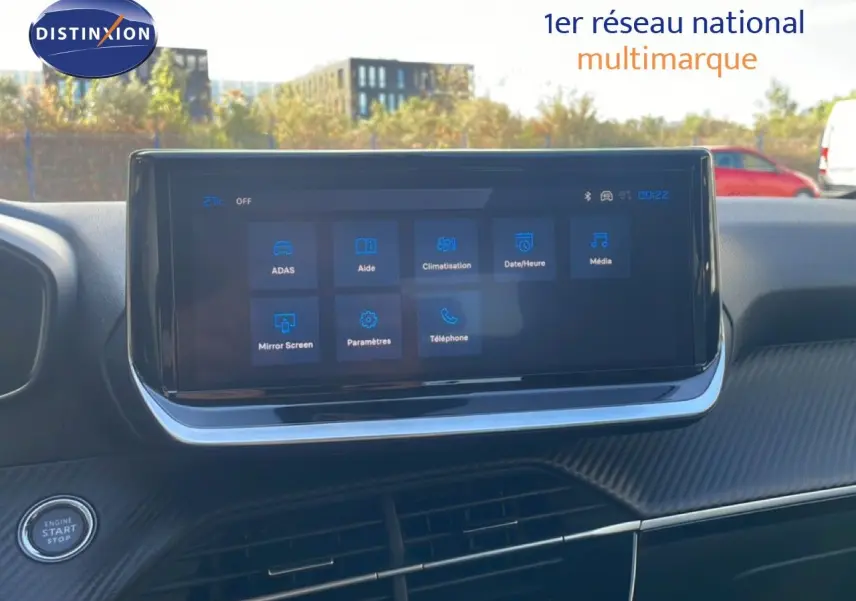 Vue intérieure centrée sur l’écran tactile du tableau de bord d’une Peugeot 208 blanche hybride 2026.