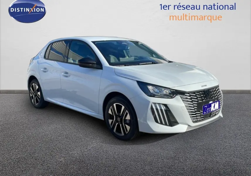 Peugeot 208 Hybrid blanc Okenite métal en 3/4 avant droit, avec calandre distinctive et jantes alliage.