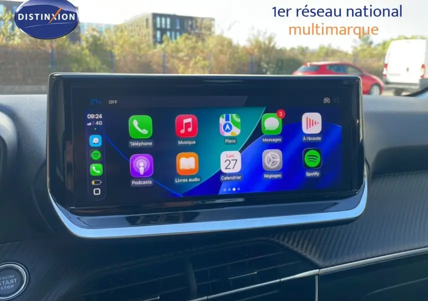 Vue intérieure centrée sur l'écran tactile multimédia du Peugeot 208 Hybrid blanc, affichant plusieurs applications connectées.