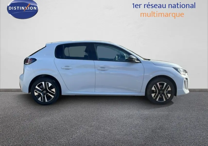 Peugeot 208 Hybrid blanc Okenite en profil droit, mettant en valeur ses jantes alliage et lignes épurées.