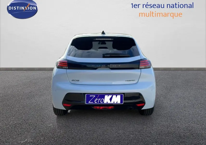 Vue arrière d’une Peugeot 208 hybride blanche Okenite Metal avec feux LED et logo Peugeot lumineux.