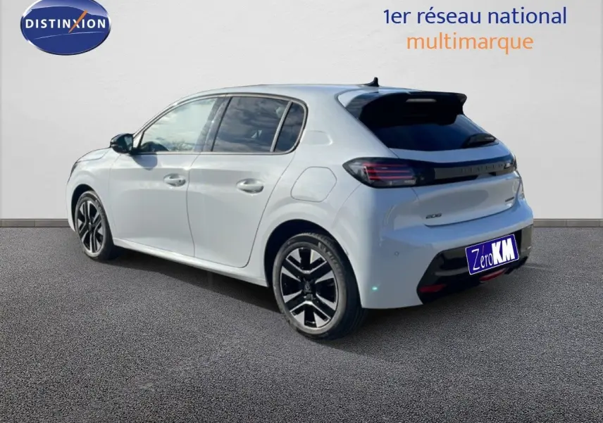 Peugeot 208 Hybrid blanc Okenite métal vue 3/4 arrière droit, jantes noires et détails arrière distinctifs.