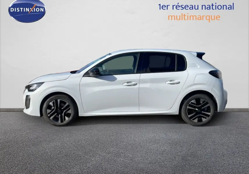 Profil droit d'une Peugeot 208 hybride blanche Okenite Metal, avec jantes noires et toit légèrement surélevé.