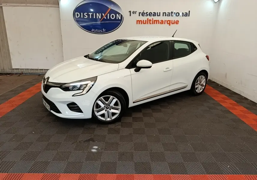 Renault Clio Business E-TECH blanc vue 3/4 avant droit dans showroom avec logo Distinxion en arrière-plan.