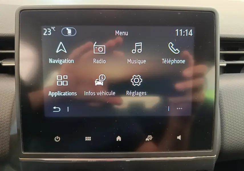 Écran tactile central de la Renault Clio Business E-TECH 140 2021 affichant le menu principal multimédia.