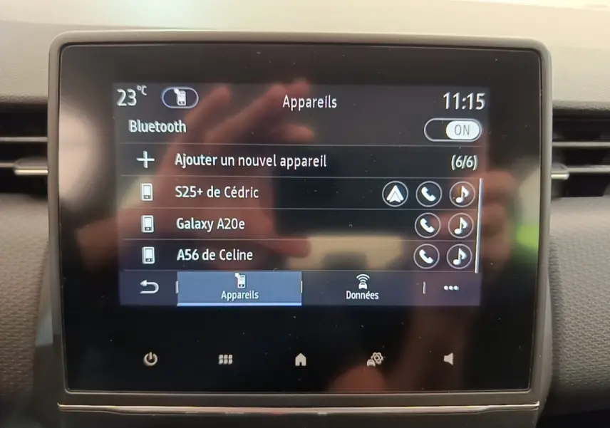 Écran tactile central de la Renault Clio Business E-TECH 140 blanc, affichant menu Bluetooth et appareils connectés.