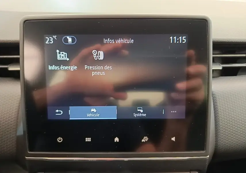 Écran tactile central de la Renault Clio Business E-TECH 140 blanc, affichant les infos véhicule et pression des pneus.