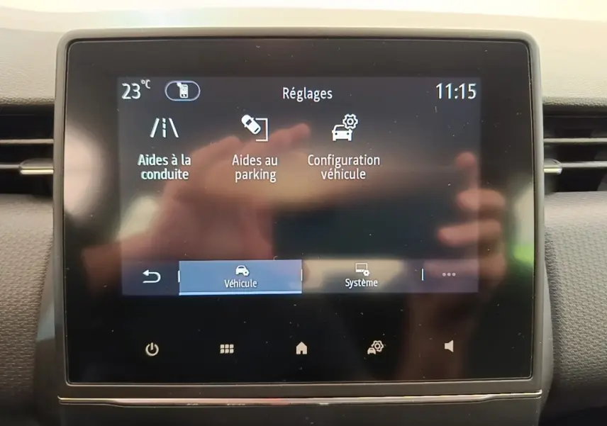 Écran tactile central de la Renault Clio Business E-TECH 140 blanc, affichant les réglages d’aides à la conduite.
