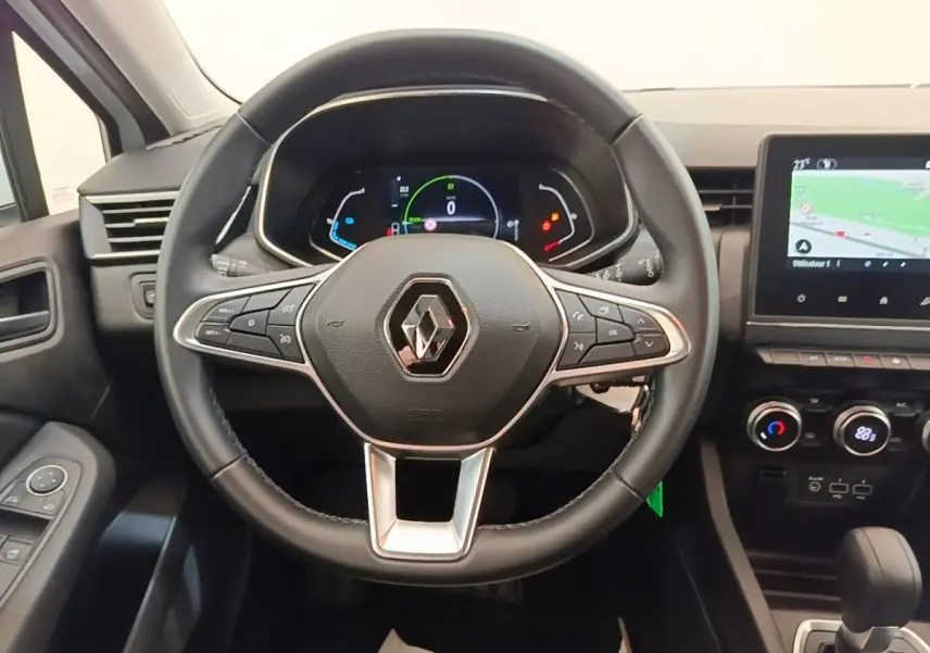 Vue intérieure centrée sur le volant cuir noir multifonctions et le tableau de bord avec écran tactile de la Renault Clio Business E-TECH.
