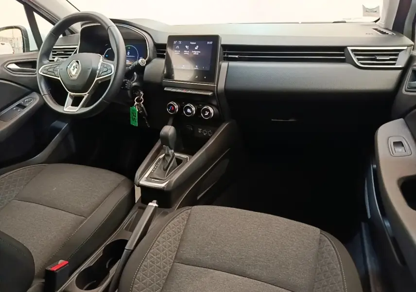 Vue intérieure avant de la Renault Clio Business E-TECH 140, tableau de bord noir avec écran tactile central et volant multifonctions.