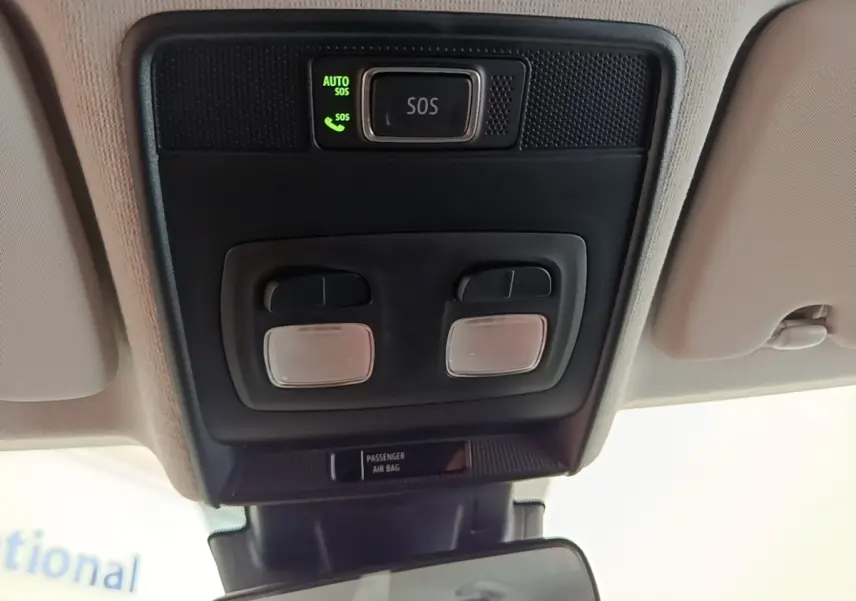 Vue intérieure du plafonnier de la Renault Clio Business E-TECH 140 blanc avec bouton SOS et éclairages intégrés.