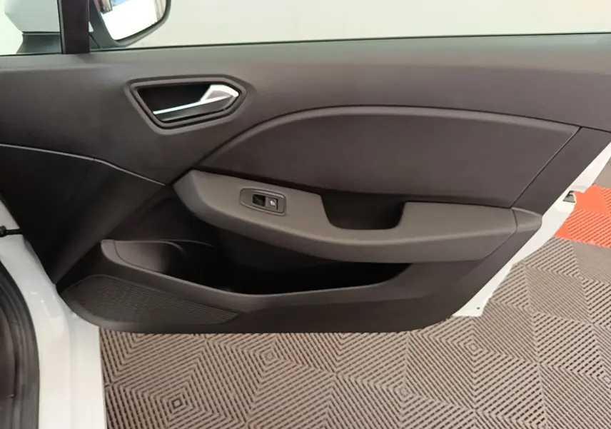 Vue intérieure de la porte arrière droite blanche d'une Renault Clio Business E-TECH 140, avec panneau noir et commande de vitre.