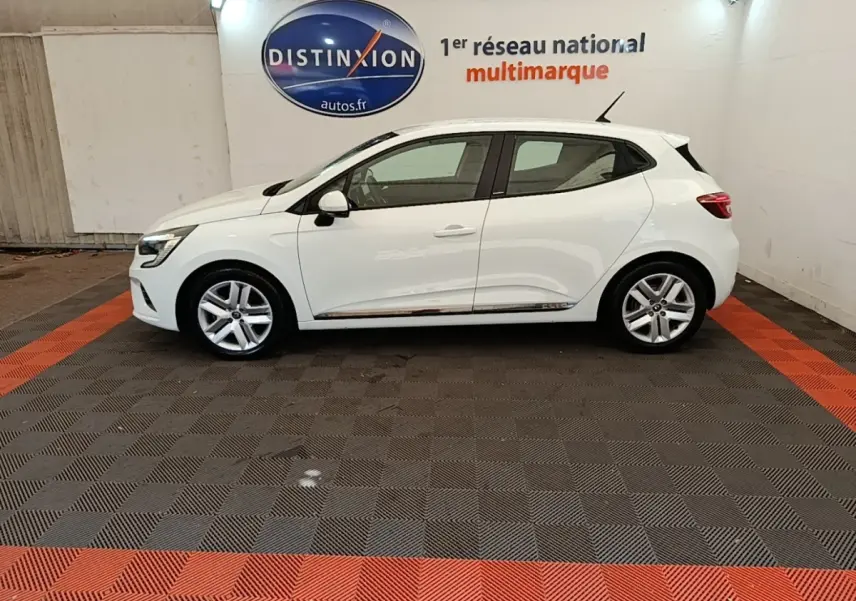Profil droit d'une Renault Clio Business E-TECH 140 blanche, avec jantes alliage et toit avec antenne courte.