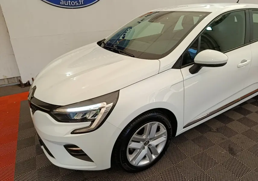 Vue 3/4 avant droite d'une Renault Clio Business E-TECH blanche avec phares LED et jantes alliage.