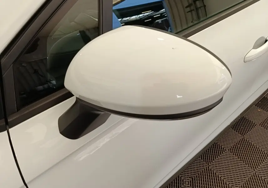 Rétroviseur droit blanc de Renault Clio Business E-TECH 140 2021, vue rapprochée sur la portière côté conducteur.