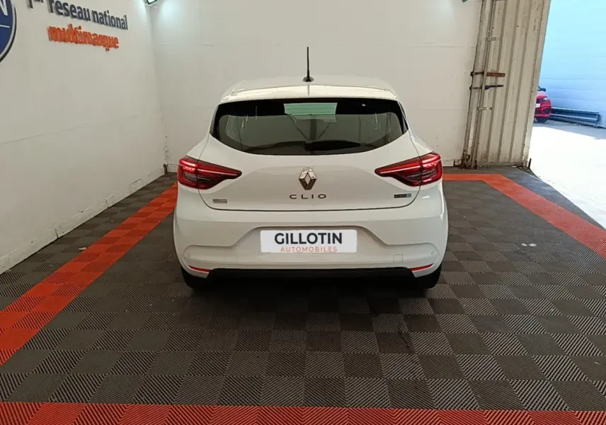 Vue arrière d'une Renault Clio blanche Business E-TECH 140 de 2021, avec feux arrière LED et logo centré.
