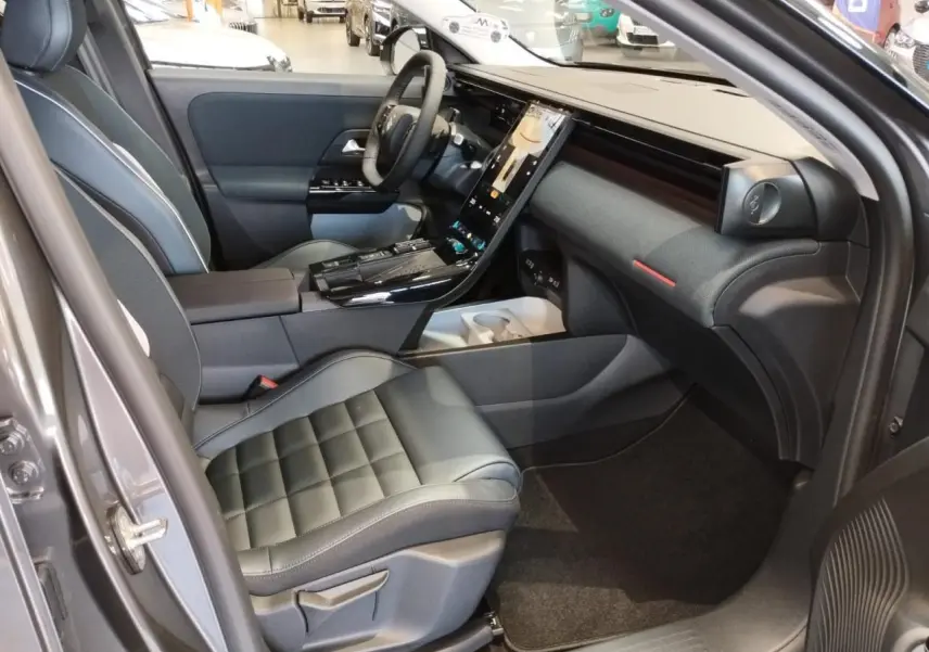 Vue intérieure côté passager avant du Citroën C5 Aircross gris platine, avec sièges cuir noir et écran tactile vertical.