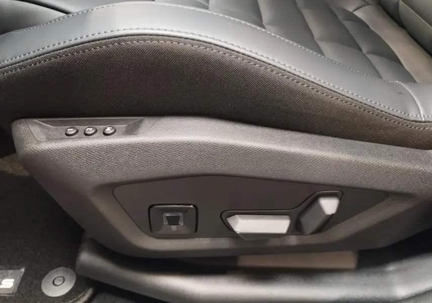 Gros plan sur les commandes de réglage électrique du siège conducteur gris platine du Citroën C5 Aircross 2026.