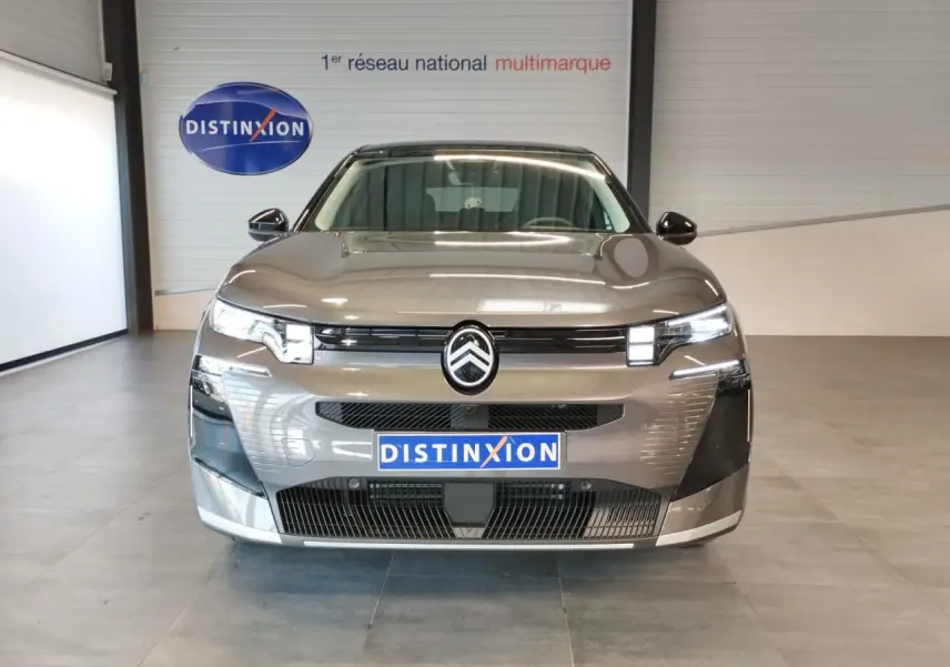 Vue frontale d'un Citroën C5 Aircross gris platine 2026 avec calandre noire brillante et feux LED distinctifs.
