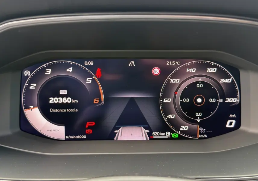 Affichage numérique du combiné d'instruments du CUPRA Formentor 2025 montrant vitesse, compte-tours et alertes.