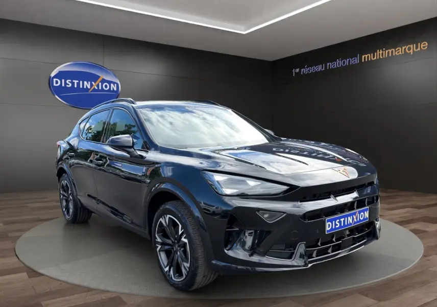 Vue 3/4 avant droite d'une CUPRA Formentor noire brillante avec jantes alliage et calandre distinctive.