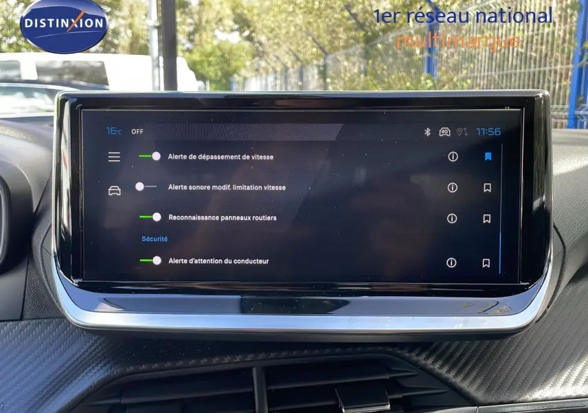 Écran tactile central affichant les alertes de sécurité dans l’habitacle d’un Peugeot 2008 gris Artense métal.