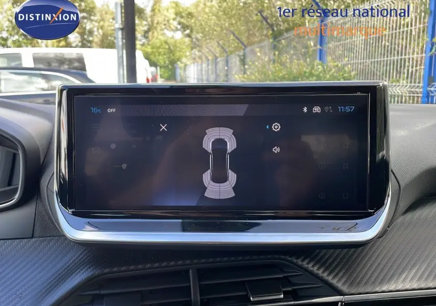Écran tactile central du tableau de bord du Peugeot 2008 2025 avec affichage des capteurs de stationnement.