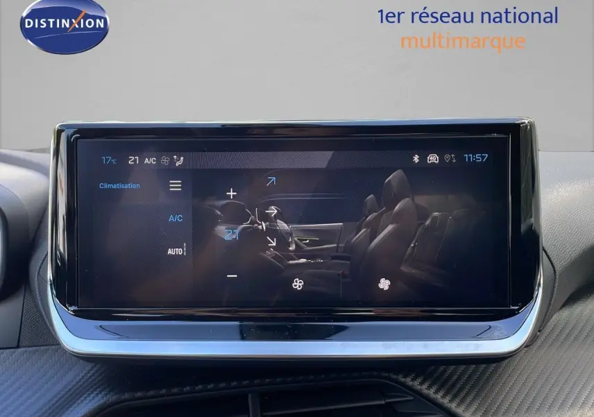 Écran tactile central affichant la climatisation dans l'habitacle d'une Peugeot 2008 gris Artense métal.