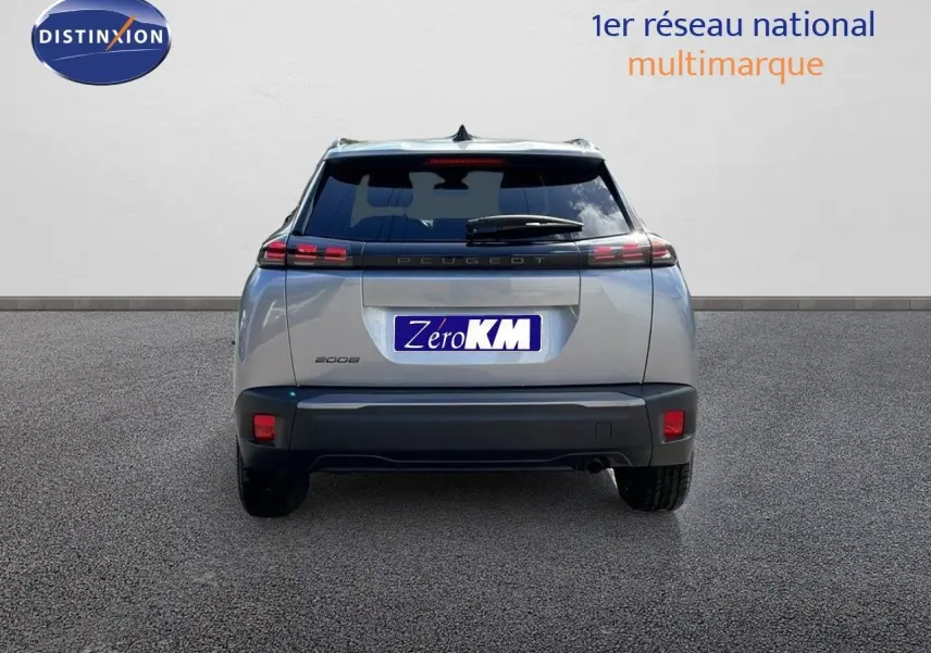 Vue arrière d'un Peugeot 2008 gris Artense métal avec feux LED et logo central lumineux.