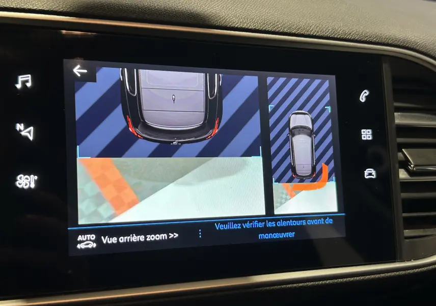 Écran de caméra de recul affichant une vue aérienne et arrière d'une Peugeot 308 gris suréquipée, année 2021.