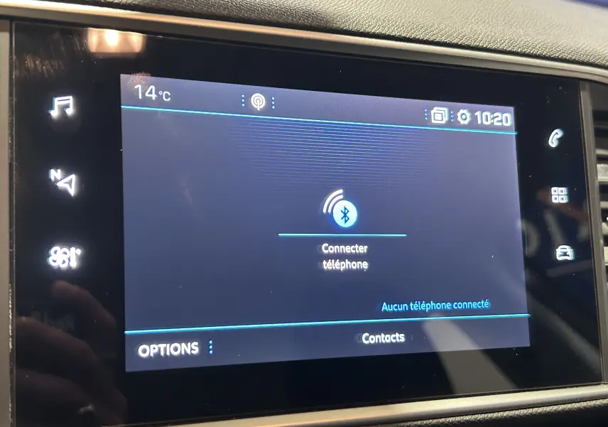 Écran tactile central de la Peugeot 308 Active Pack 2021, affichant la connexion Bluetooth pour téléphone.