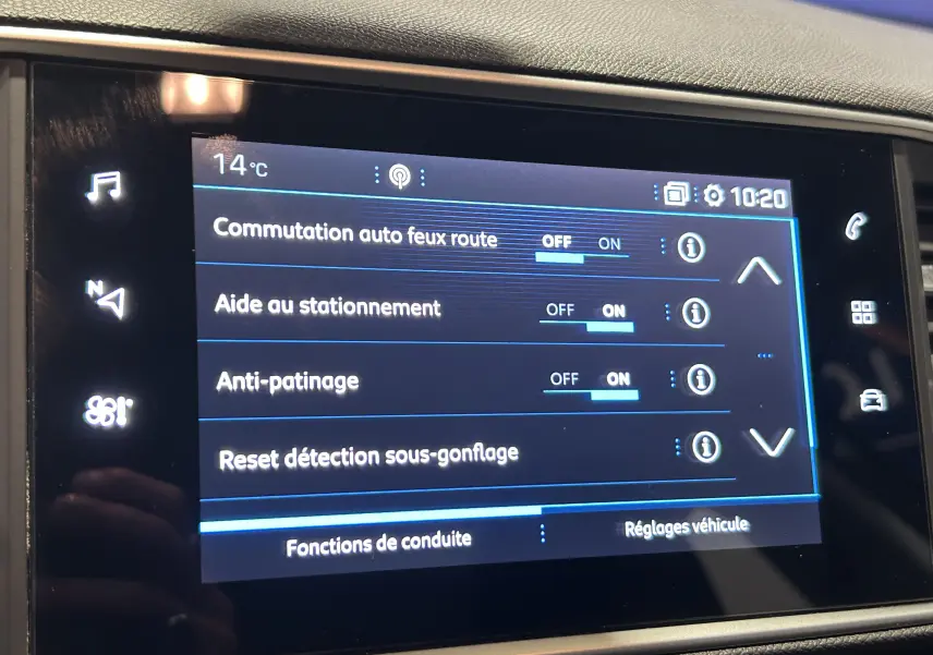 Écran tactile du système multimédia de la Peugeot 308 Active Pack 2021 affichant les réglages d’aide à la conduite.
