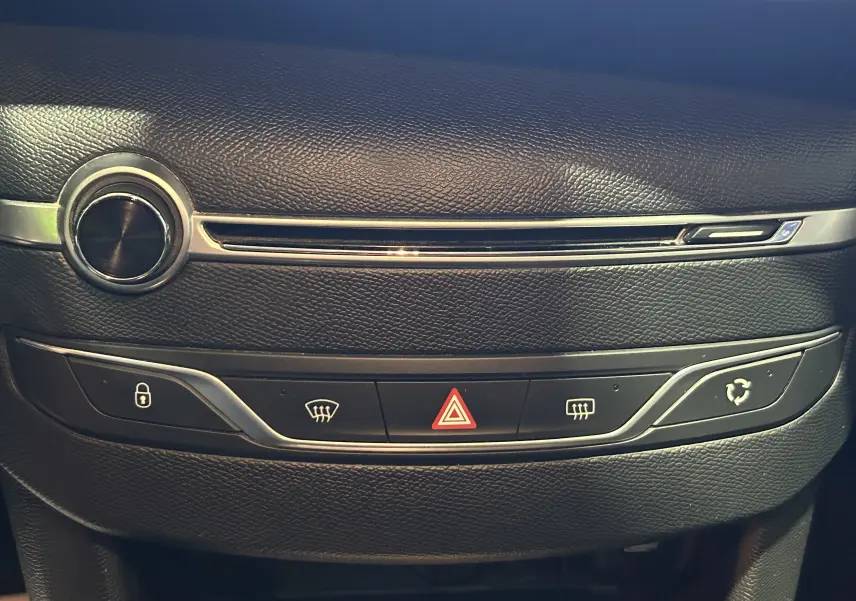Détail de la console centrale en cuir noir du Peugeot 308 Active Pack 2021, avec boutons de verrouillage et signalisation d'urgence.