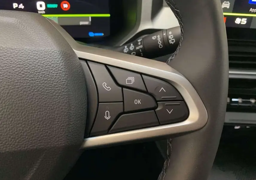 Gros plan sur les commandes multifonctions à droite du volant cuir du Dacia Bigster Hybrid 155 Journey Plus 2026.