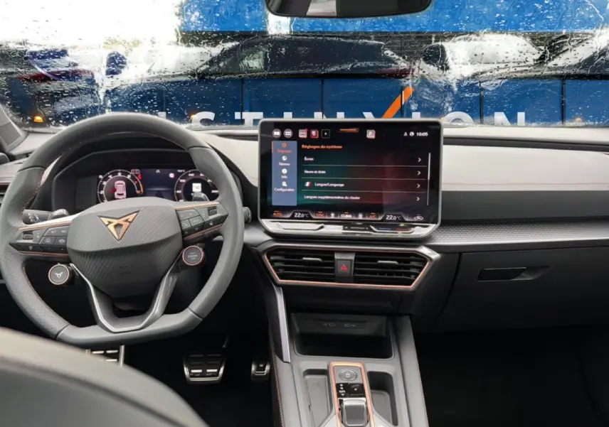Intérieur du CUPRA Formentor 2026 vu de face, volant sport cuir, écran tactile central et finitions noires avec surpiqûres cuivre.