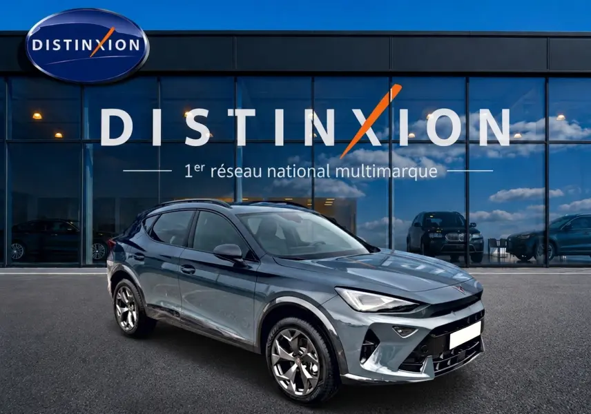 Vue 3/4 avant droit du CUPRA Formentor 1.5 etsi hybrid bleu fjord avec jantes 18 pouces devant une vitrine Distinxion.