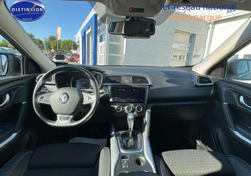 Vue intérieure avant du Renault Kadjar TCe 160 Intens 2019, tableau de bord noir avec écran tactile et volant cuir.