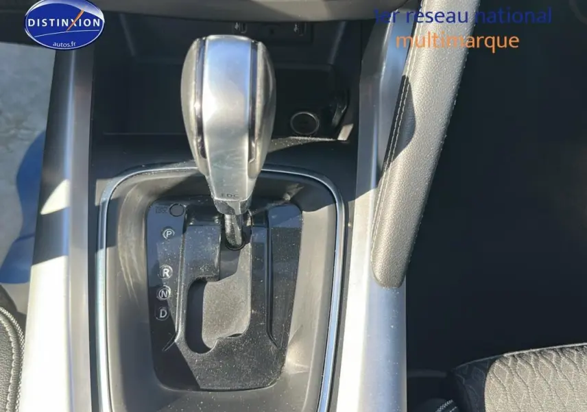 Le levier de vitesses automatique du Renault Kadjar TCe 160 gris foncé vu en gros plan intérieur.