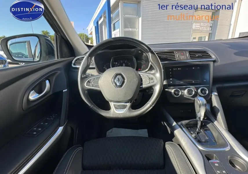Intérieur du Renault Kadjar TCe 160 2019, vue du poste de conduite avec volant cuir et écran tactile central.