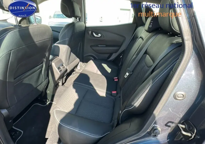 Vue intérieure côté droit des sièges arrière en cuir noir du Renault Kadjar gris foncé, soulignant l'espace et la finition cuir.
