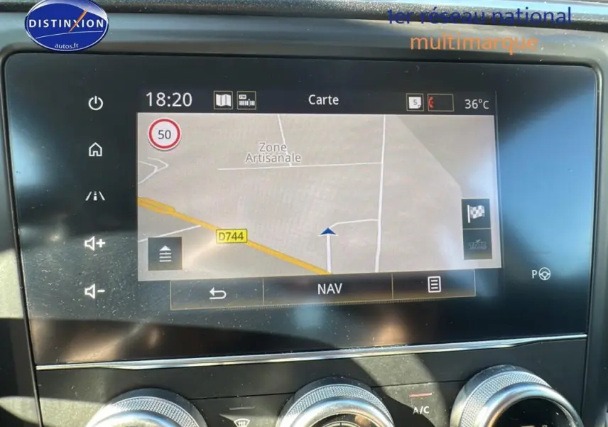 Écran tactile de navigation du Renault Kadjar gris foncé, affichant une carte avec zone artisanale et température extérieure.